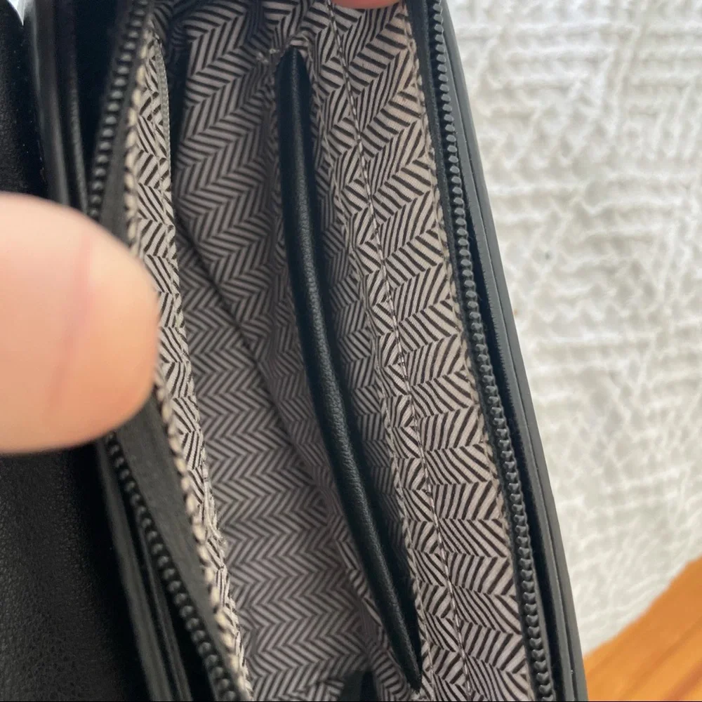 Chic Leather Purse - Picture 7 of 10